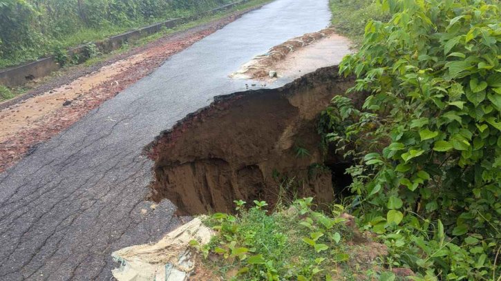 বান্দরবান-সুয়ালক-লামা সড়কে যান চলাচল বন্ধ বান্দরবান-সুয়ালক-লামা সড়কে যান চলাচল বন্ধ