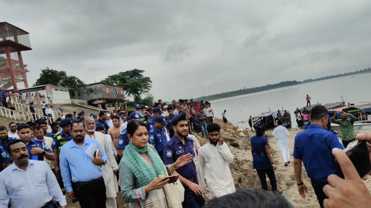জাফলংয়ে ২ উপদেষ্টার গাড়ি আটকে বিক্ষোভ জাফলংয়ে ২ উপদেষ্টার গাড়ি আটকে বিক্ষোভ