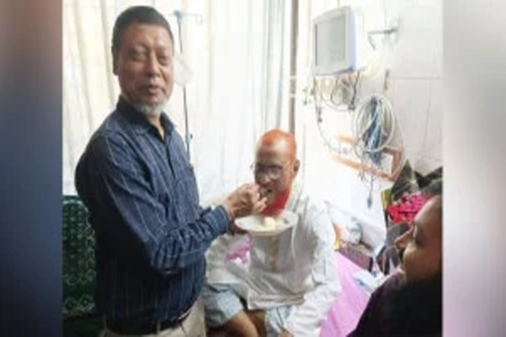 খালাসের রায় শুনে কারা হাসপাতালে মিষ্টিমুখ করলেন আজহার খালাসের রায় শুনে কারা হাসপাতালে মিষ্টিমুখ করলেন আজহার