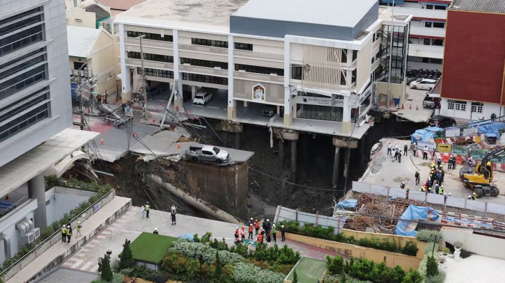 ব্যাংককের ব্যস্ত রাস্তায় হঠাৎ সিঙ্কহোল, যানজটে অচল নগরী