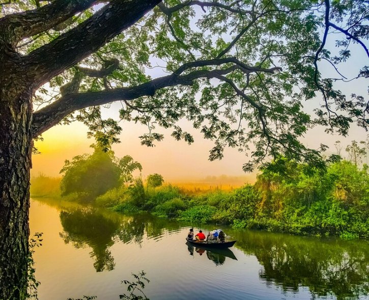নদীতে নৌকায় ভ্রমণের মনোরম দৃশ্য