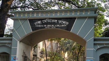 ঢাকা মেডিকেল কলেজের শিক্ষা কার্যক্রম বন্ধ ঘোষণা, হল ছাড়ার নির্দেশ