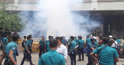 প্রেস ক্লাব এলাকায় হঠাৎ উত্তেজনা, পুলিশের সাউন্ড গ্রেনেড নিক্ষেপ