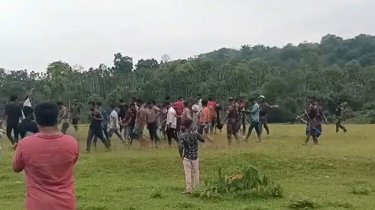 বিএসএফকে বাঁশ নিয়ে ধাওয়া দিলো বাংলাদেশিরা