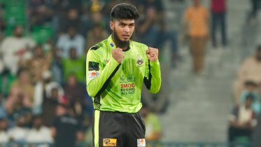 ৩ উইকেট নিয়ে রিশাদ জিতলেন আইফোন